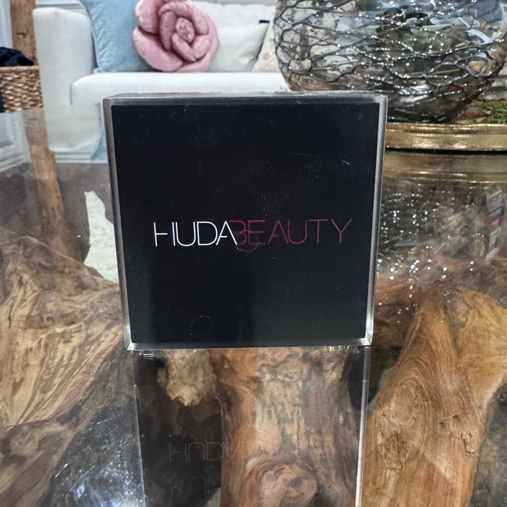 HUDA BEAUTY Light Tantour Contour & Bronzer